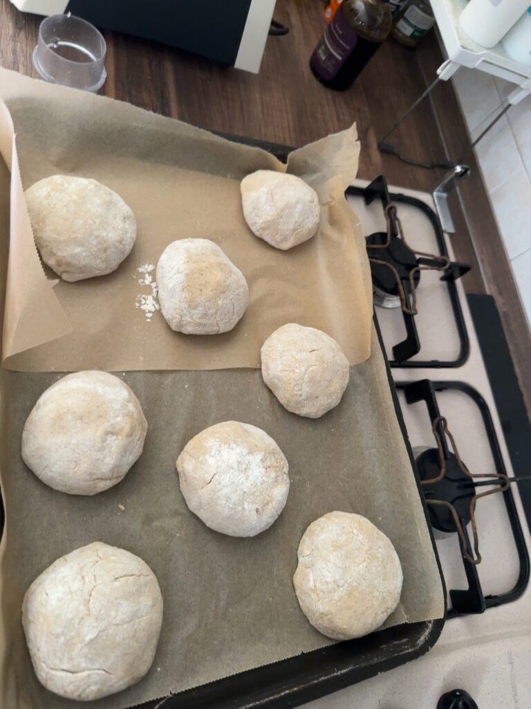 Panini ai cannellini appena formati sulla carta da forno in teglia