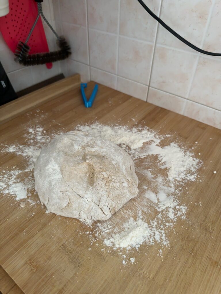 Impasto dei panini ai cannellini su un tagliere infarinato