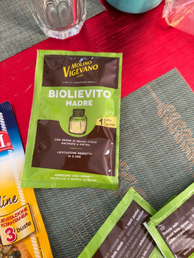 Bustina di lievito madre essiccato sul tavolo