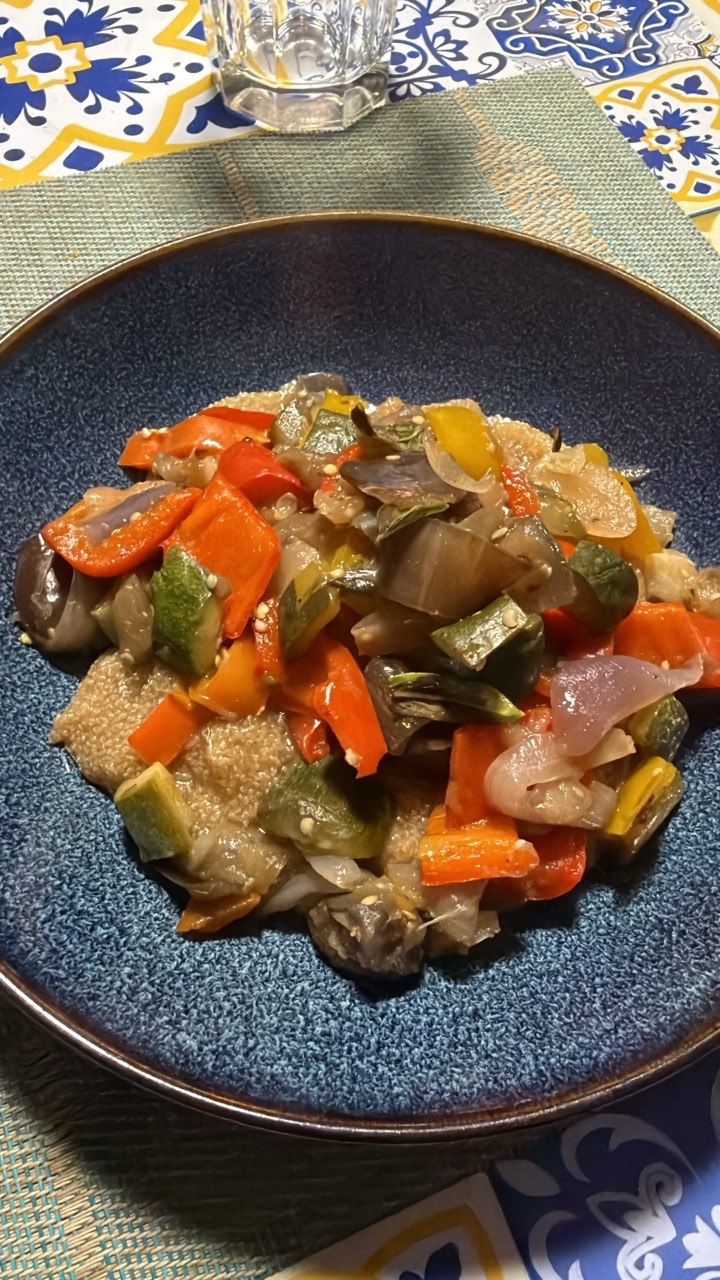 La caponata di verdure su una polentina che non è polenta