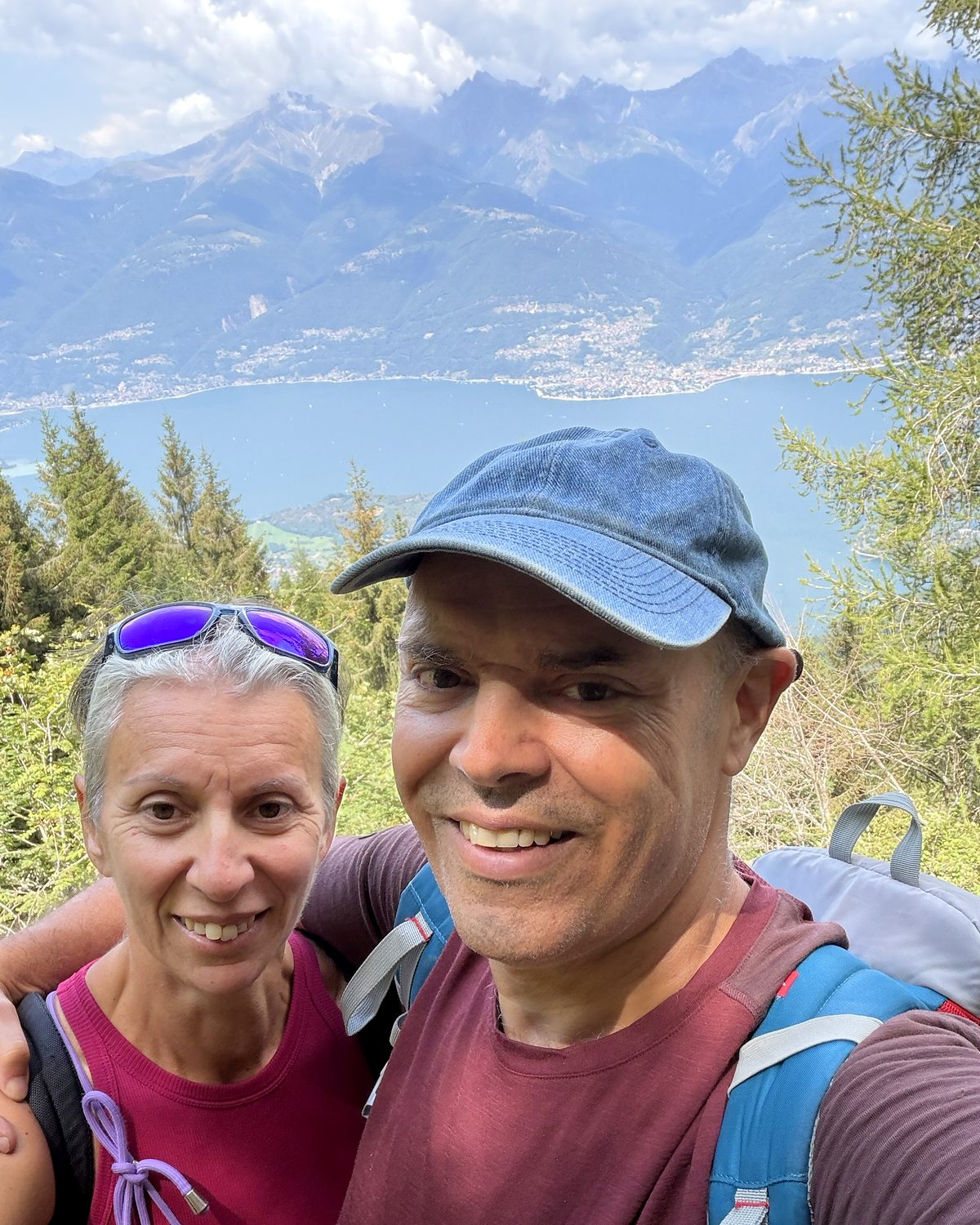 Giuseppe e Federica in montagna, con il lago sullo sfondo